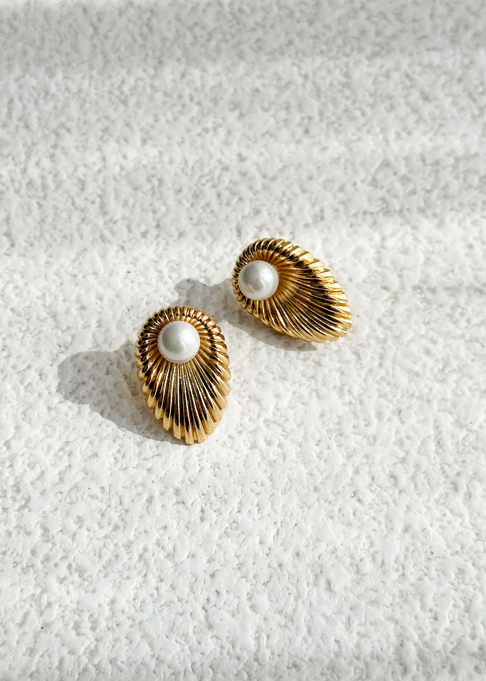 Kailey Pearl Earrings - Gold - Honorern